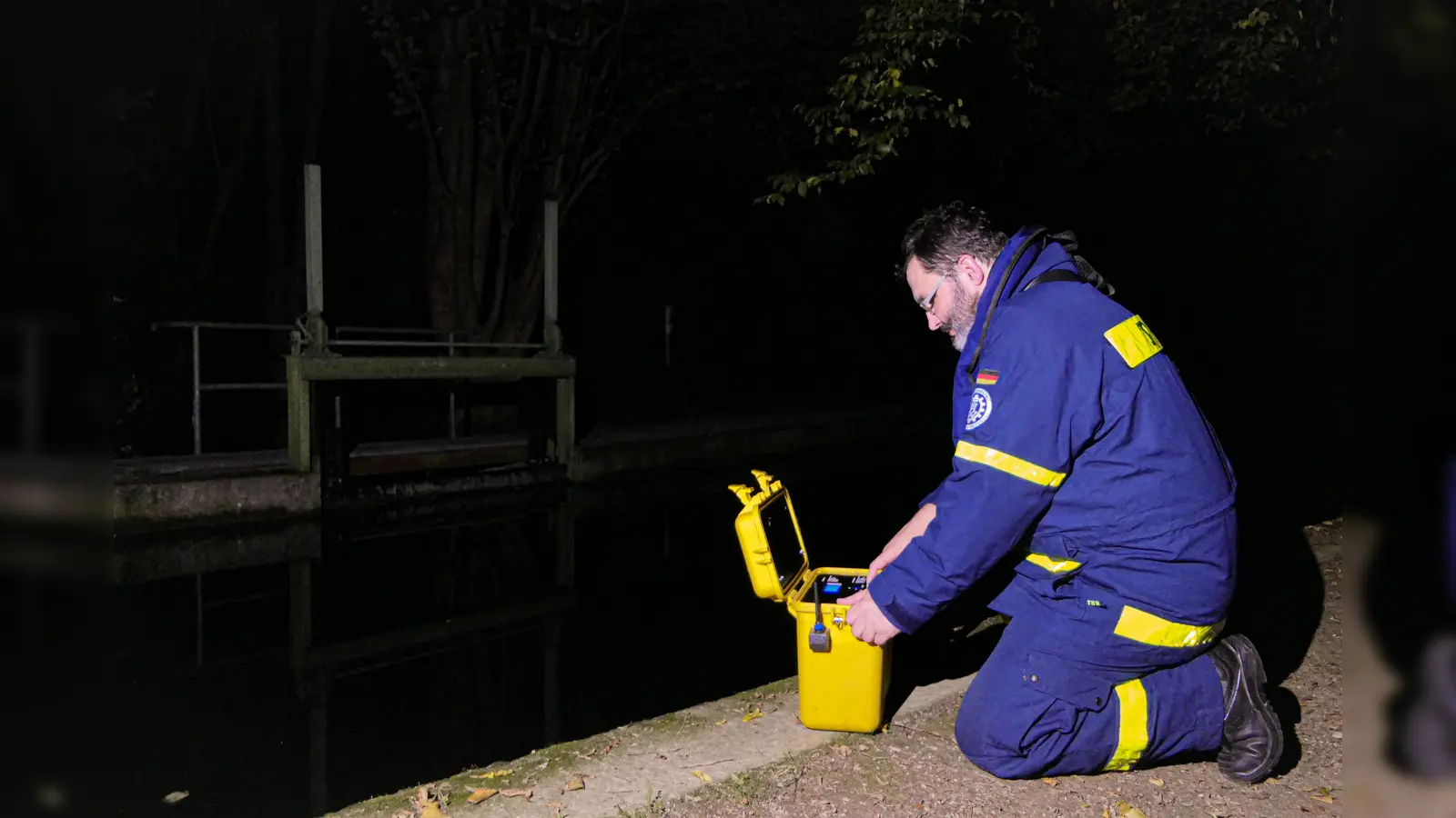 Der Trupp MHP ermittelt mittels mobiler Pegelmessgeräte Wasserstände und Lageänderungen. (Foto: THW)
