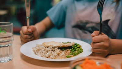 Eine kostenlose Mahlzeit für alle Kita- und Schulkinder zu fairen Konditionen für die Mitarbeiter fordert die NGG von der bayerischen Regierung. (Foto: NGG | Tobias Seifer)