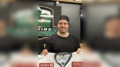 Die Freude ist groß bei den Gladiators (v.l.): Christoph Mosbauer (Kassier), Thomas Brandl, David Whitney (sportlicher Leiter). (Foto: Erding Gladiators)