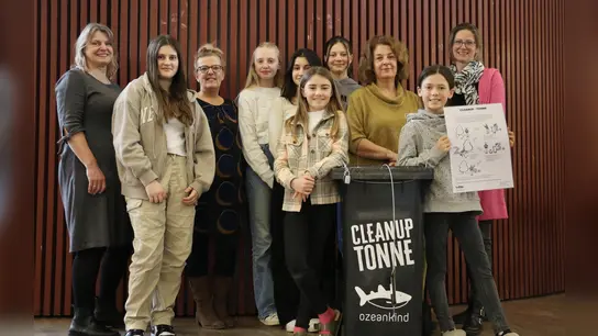 Die Schülerinnen und Schüler der Montessorischule Aufkirchen ziehen künftig mit einer CleanUp-Tonne los, um die Umwelt von wildem Müll zu befreien. (Foto: Schule)