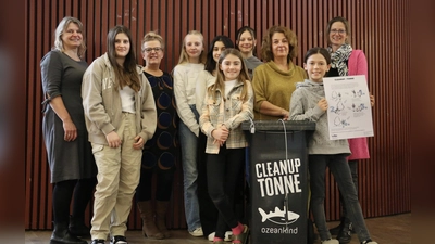 Die Schülerinnen und Schüler der Montessorischule Aufkirchen ziehen künftig mit einer CleanUp-Tonne los, um die Umwelt von wildem Müll zu befreien. (Foto: Schule)