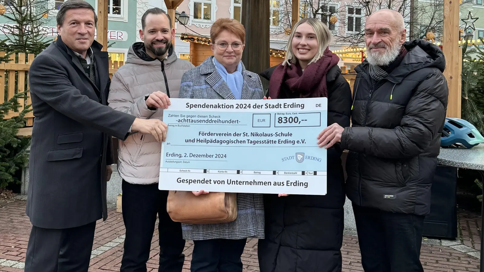 Die Freude war groß, als der Scheck in Höhe von 8.300 Euro übergeben werden konnte. (Foto: Stadt Erding)