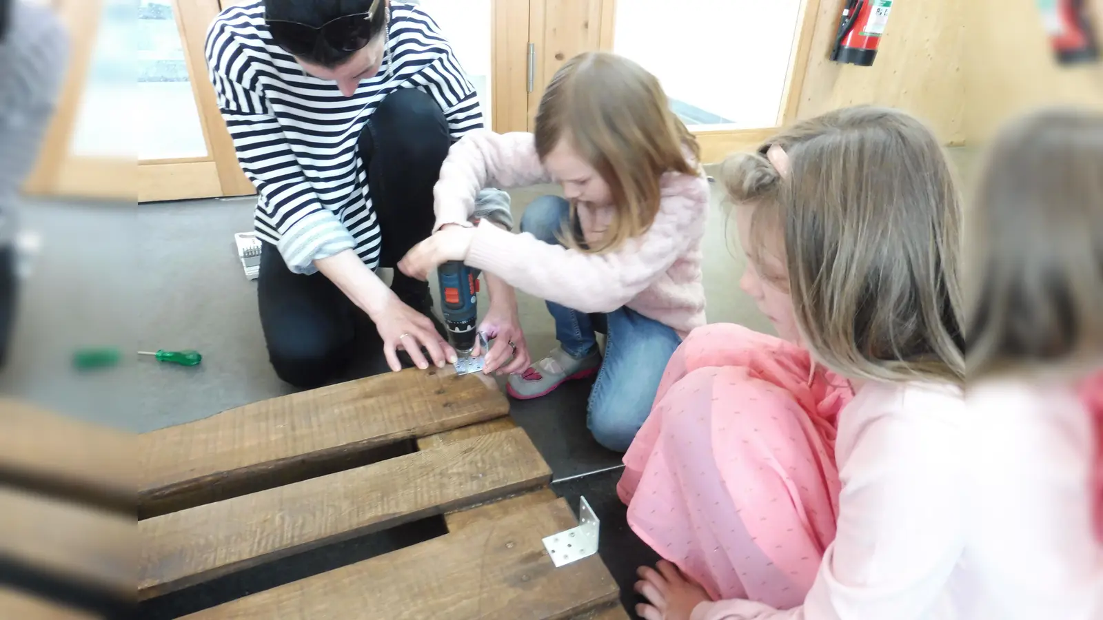 Schleifen, schrauben, malen: Beim Bau des Hochbeets durften die Kinder selbst Hand anlegen.  (Foto: privat)