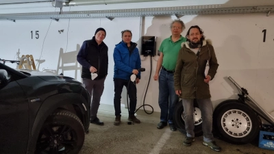 Die Initiatoren Klaus J. Schrötter, Christian Brandes, Wolfgang Wach und Ralph Heindl (v.li.) in der neuen Gemeinschaftstiefgarage.  (Foto: Gemeinde Zorneding)