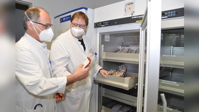 Chefarzt Dr. Peter Lemberger lässt sich von der stellvertretenden Laborleiterin der Kreisklinik Ebersberg, Ilona Langer, den Bestand des Blutkonserven-Depots zeigen. (Foto: kk/sf)