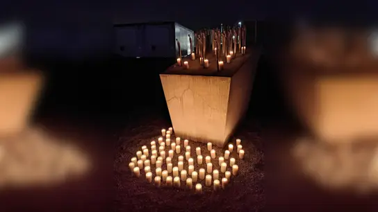 Am Ende waren es sogar mehr als 77 Kerzen am Mahnmal, weil einige Besucher eigene Lichter mitgebracht hatten.  (Foto: Markus Brennhäußer)