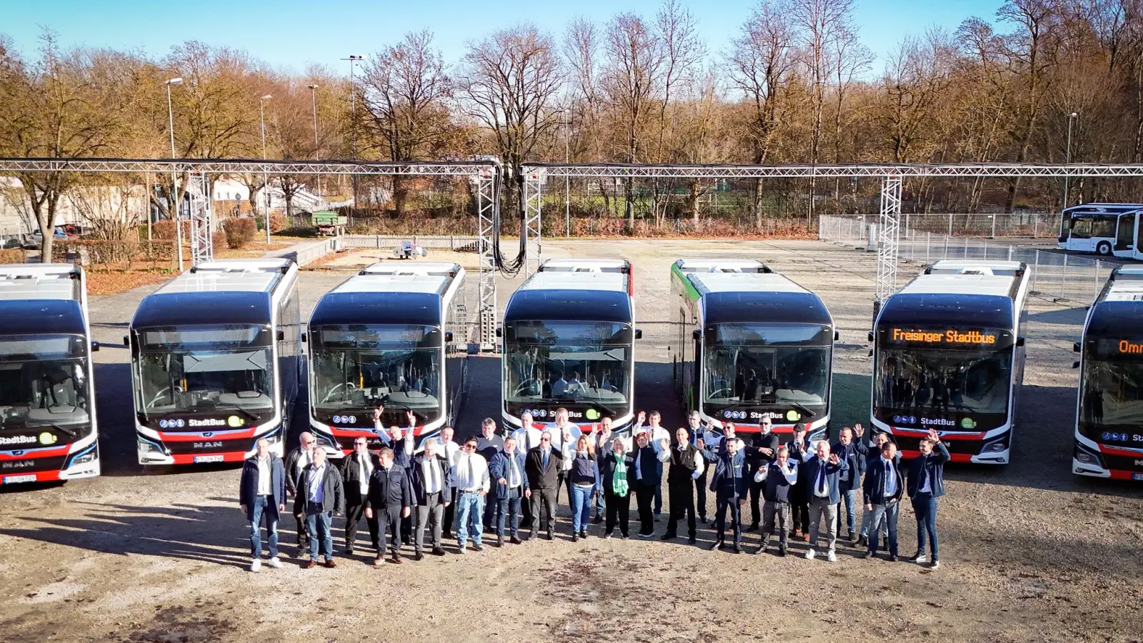 Andreas Voigt und Dominik Schwegler (Geschäftsführung der Freisinger Stadtwerke) mit Fahrern. (Foto: Felix Matthey)