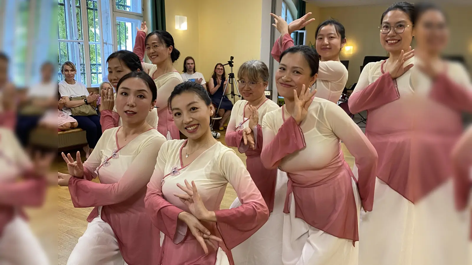 Die Tänzerinnen des Chinesischen Vereins verzauberten das Publikum. (Foto: Marina Decker)