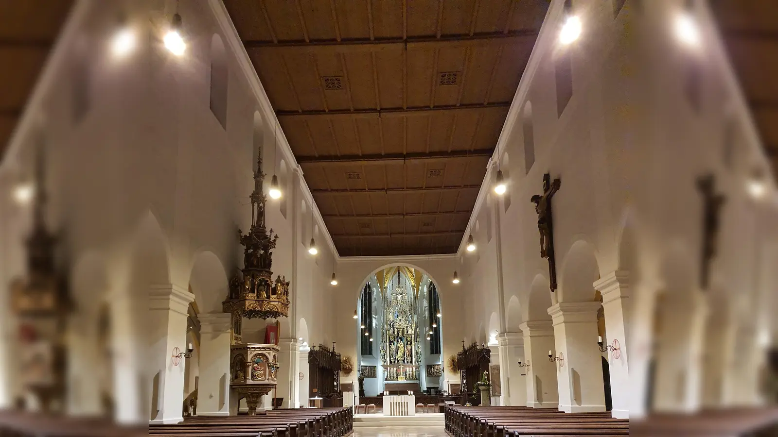 Die neuen Leuchten im Kastulusmünster schonen Umwelt und Geldbeutel. (Foto: M. John)