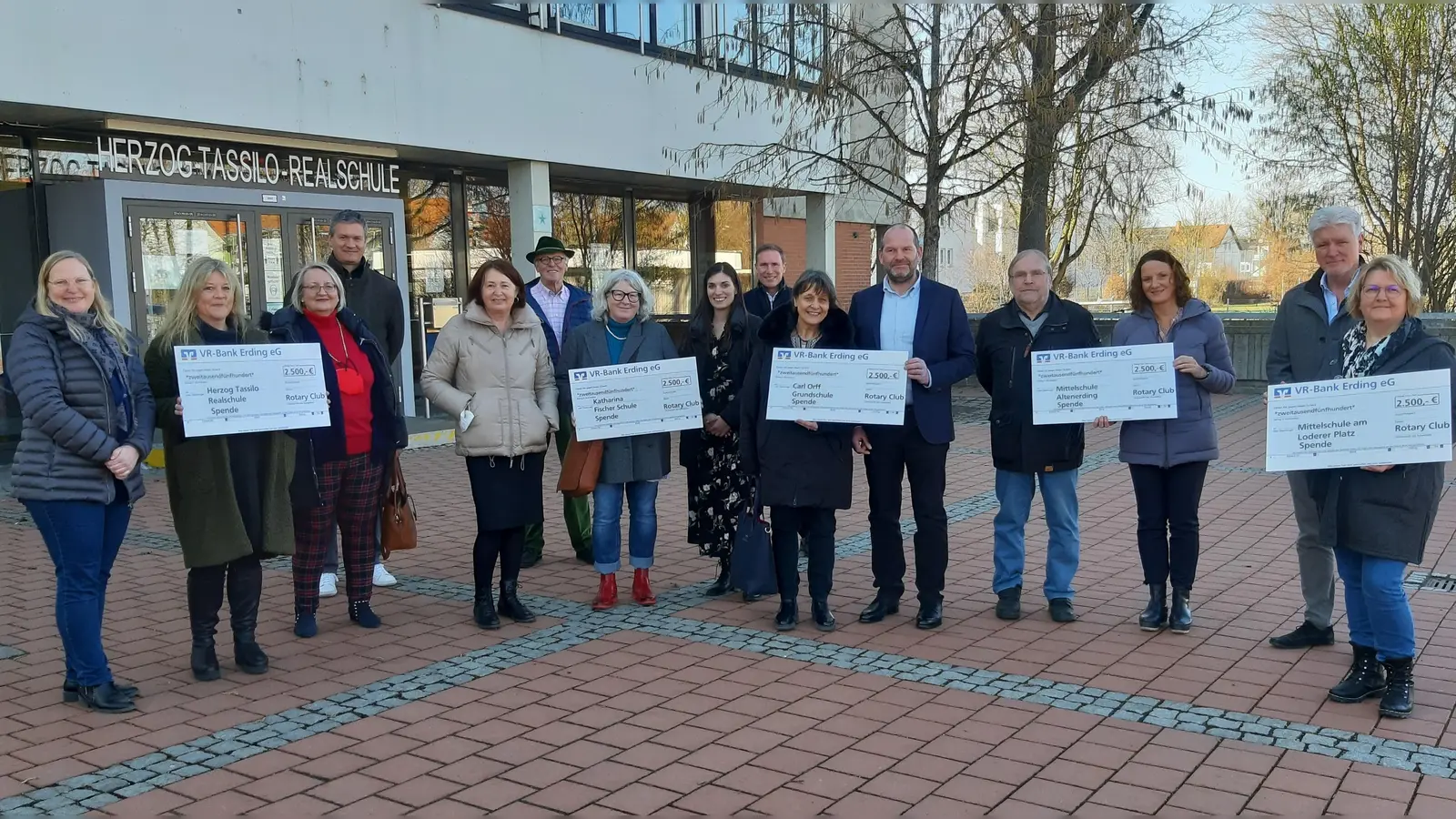 Große Freude bei der Spendenübergabe. (Foto: Rotary Club Erding)