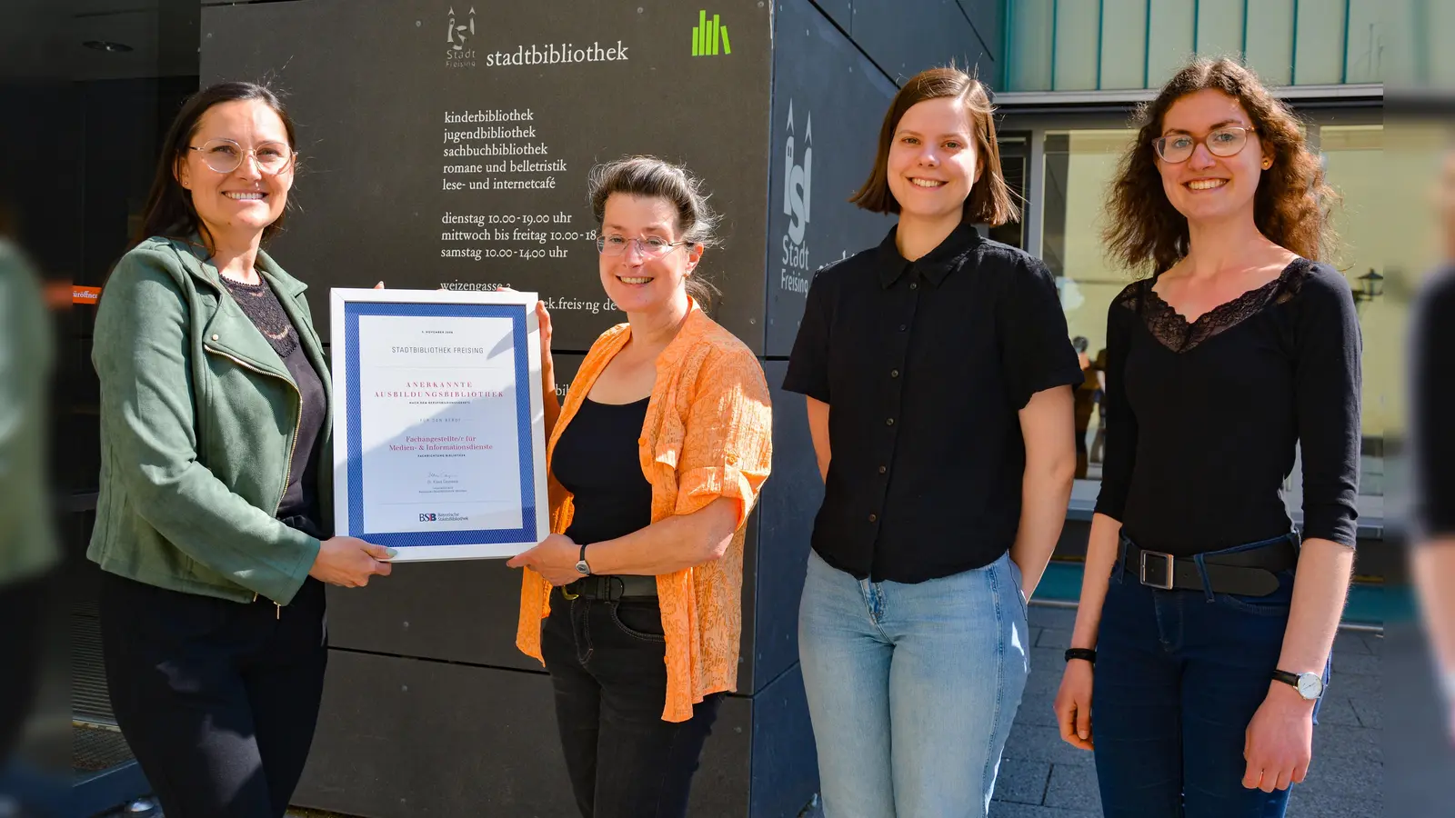 Die Übergabe der Urkunde machte die Zertifizierung offiziell.  (Foto: Stadt Freising)