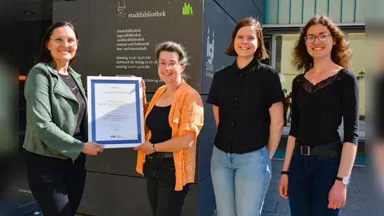 Die Übergabe der Urkunde machte die Zertifizierung offiziell.  (Foto: Stadt Freising)
