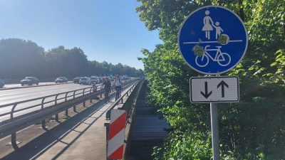 Die Brücke der B 304 über die Autobahn bei der Anschlussstelle Haar muss durch ein neues Bauwerk ersetzt werden. Der Radweg wird dann vorübergehend gesperrt. (Foto: bas)
