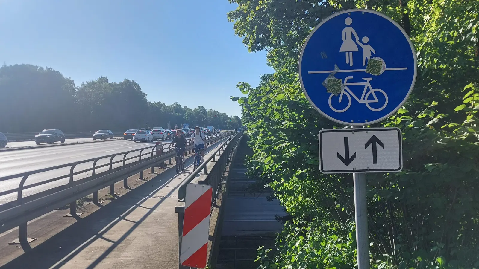 Die Brücke der B 304 über die Autobahn bei der Anschlussstelle Haar muss durch ein neues Bauwerk ersetzt werden. Der Radweg wird dann vorübergehend gesperrt. (Foto: bas)