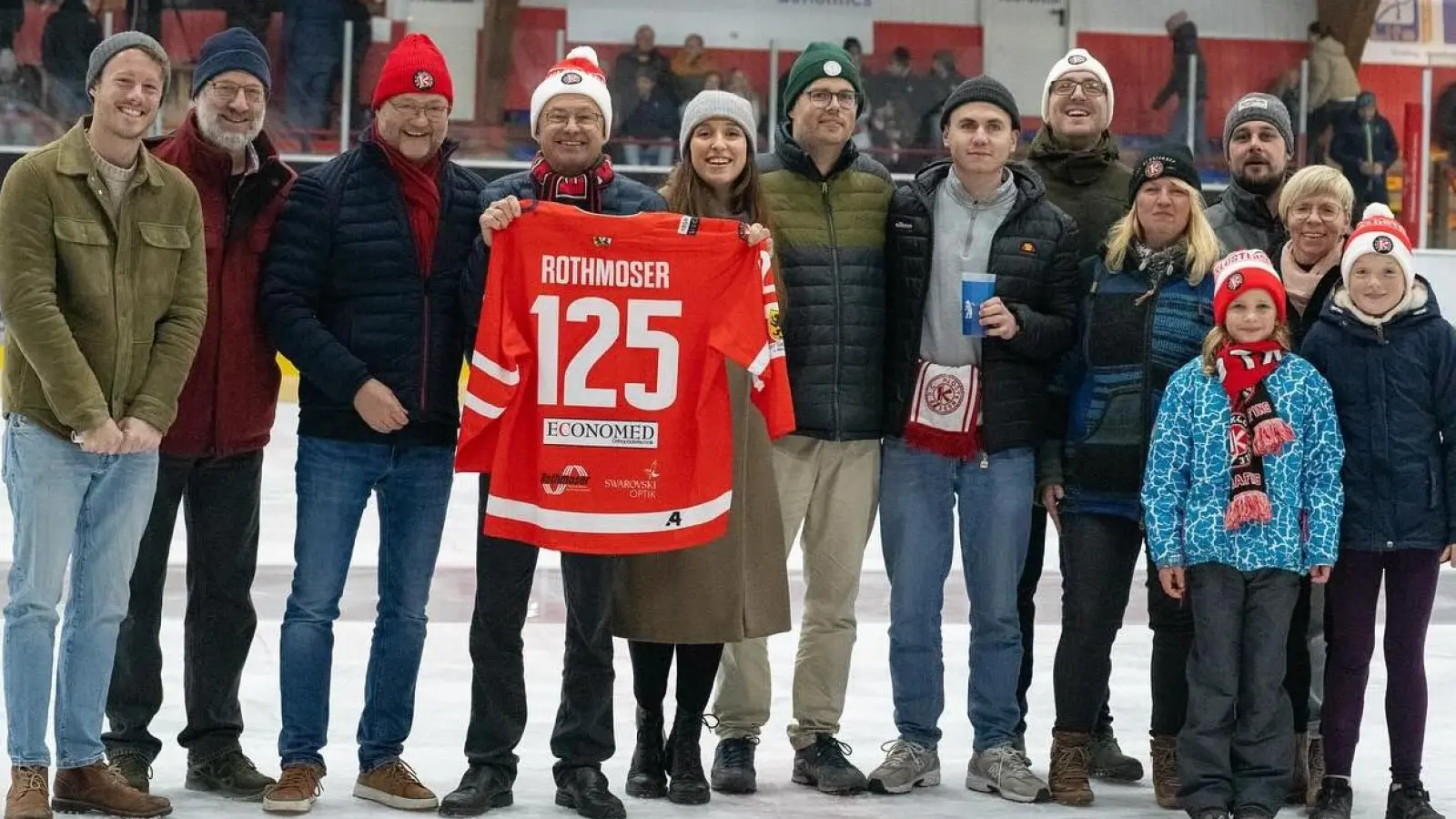 Sportlich läuft es beim EHC Klostersee nicht rund, aber auf verlässliche Unterstützer kann der Verein zählen - wie die Firma Rothmoser, die zum 125-jährigen Firmenjubiläum von EHC-Präsident Sascha Kaefer (Dritter von links) ein Trikot überreicht bekam. (Foto: smg/EHC)