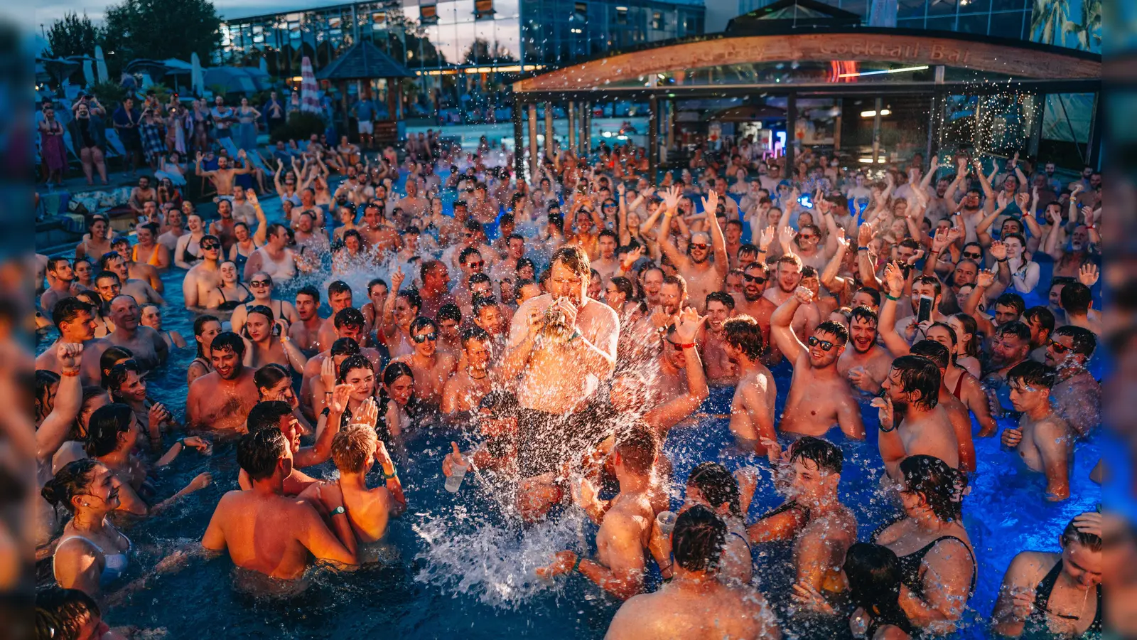 Im Pool gab es zusammen mit den Musikern der La Brass Banda kein Halten mehr. (Foto: Therme)