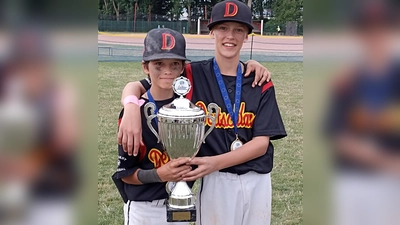 Cooper Hegen und Tizian Sulilatu (l.) aus dem LP-Schülerteam des Freisinger Baseballvereins freuen sich über den großen Erfolg. (Foto: Grizzlies)