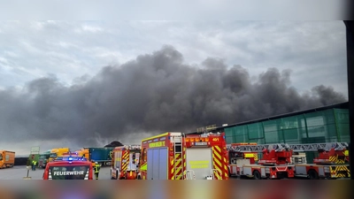 Meterhoch türmten sich die Rauchwolken am Himmel, im Recyclingbetrieb Wurzer war ein Großbrand ausgebrochen.  (Foto: Wochenblatt)