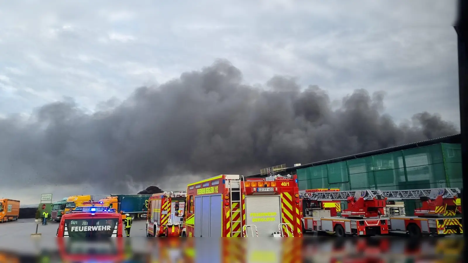 Meterhoch türmten sich die Rauchwolken am Himmel, im Recyclingbetrieb Wurzer war ein Großbrand ausgebrochen.  (Foto: Wochenblatt)