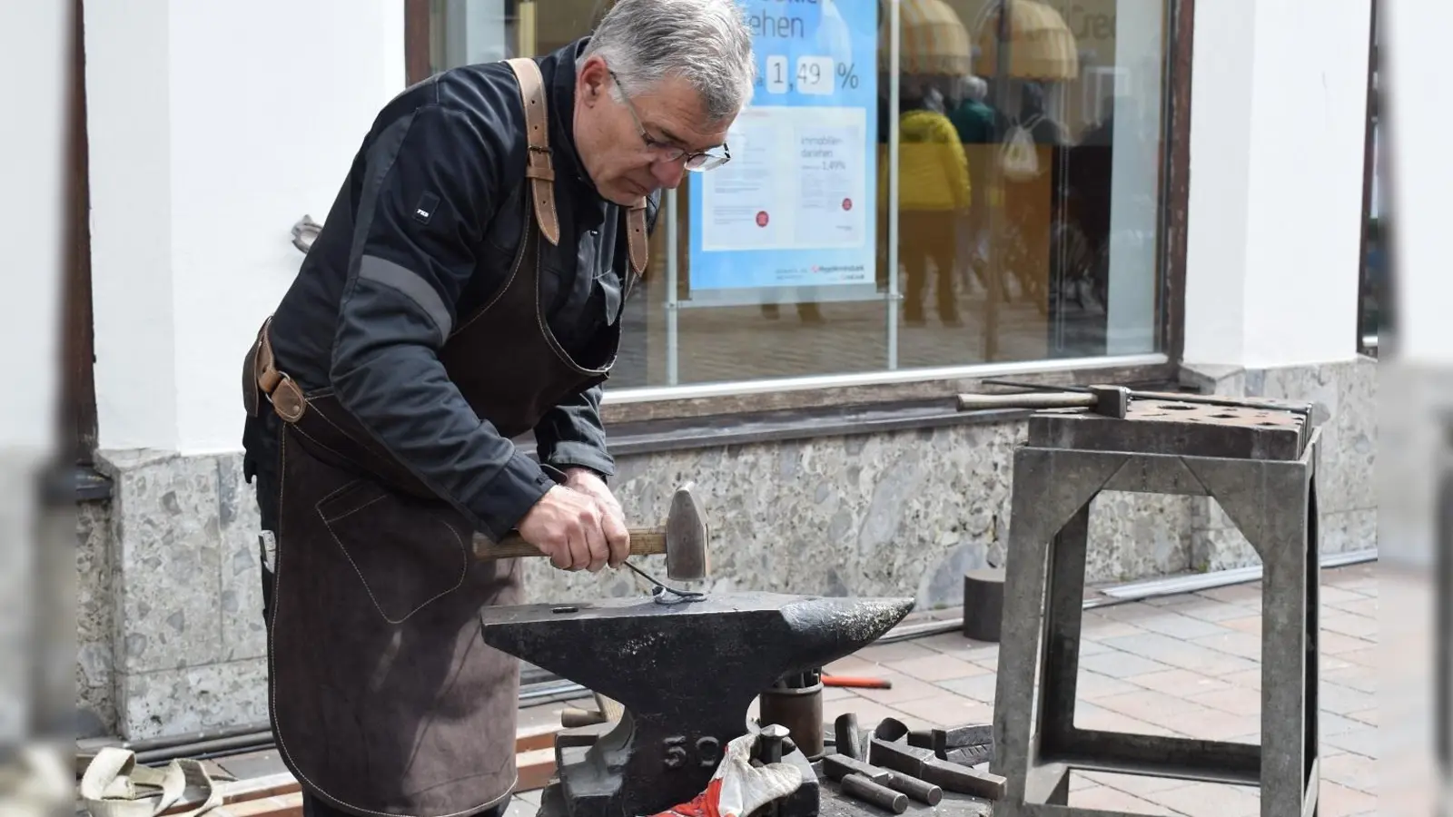 Handwerker zeigen dem Publikum, wie früher gearbeitet wurde. (Foto: Moosburg Marketing)
