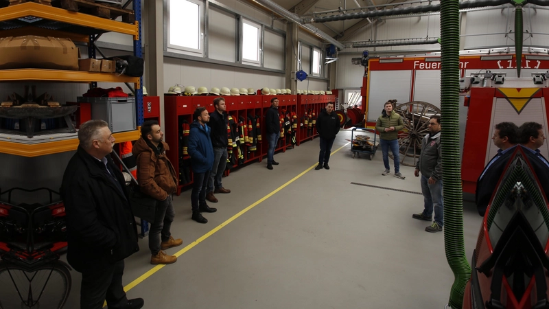 Gerätehausführungen beschäftigen den Kommandanten der Feuerwehr Volkmannsdorferau, Thomas Schäffler (rechts). Die Kommunen müssen sparen. Wie das geht beim Gerätehausbau, haben die Wanger vorgeführt. (Foto: kw)
