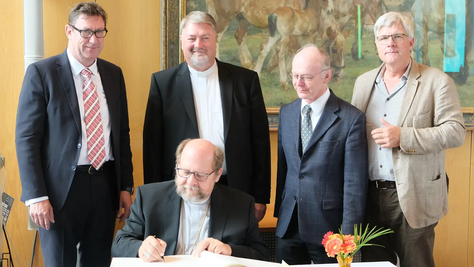 Weihbischof Wolfgang Bischof trug sich im Beisein der Landkreishonoratioren in das Goldene Buch ein. (Foto: LRA)