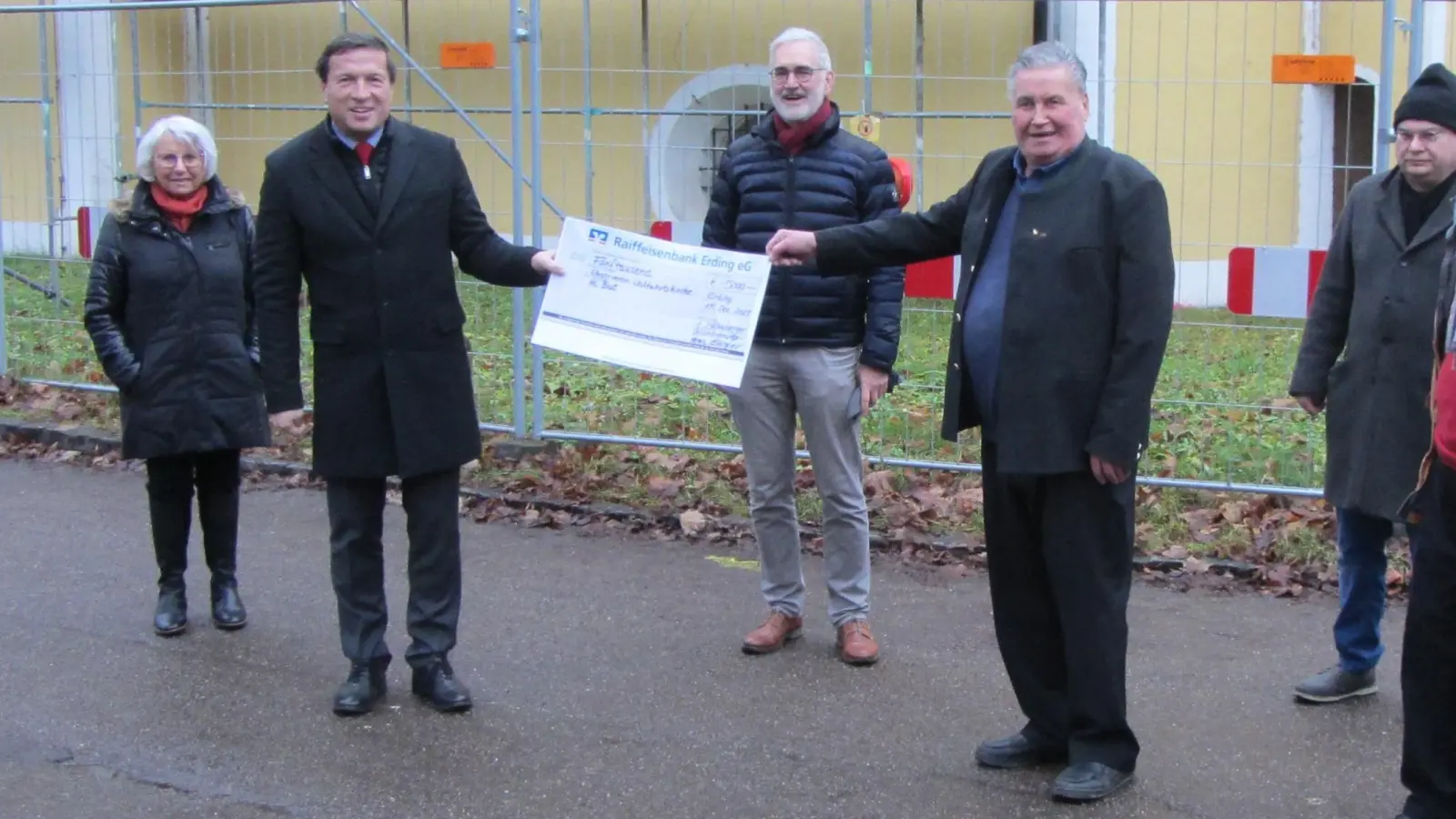 Der Verschönerungsverein Erding übergab eine großzügige Spende. (Foto: Stadt Erding, Pressestelle)