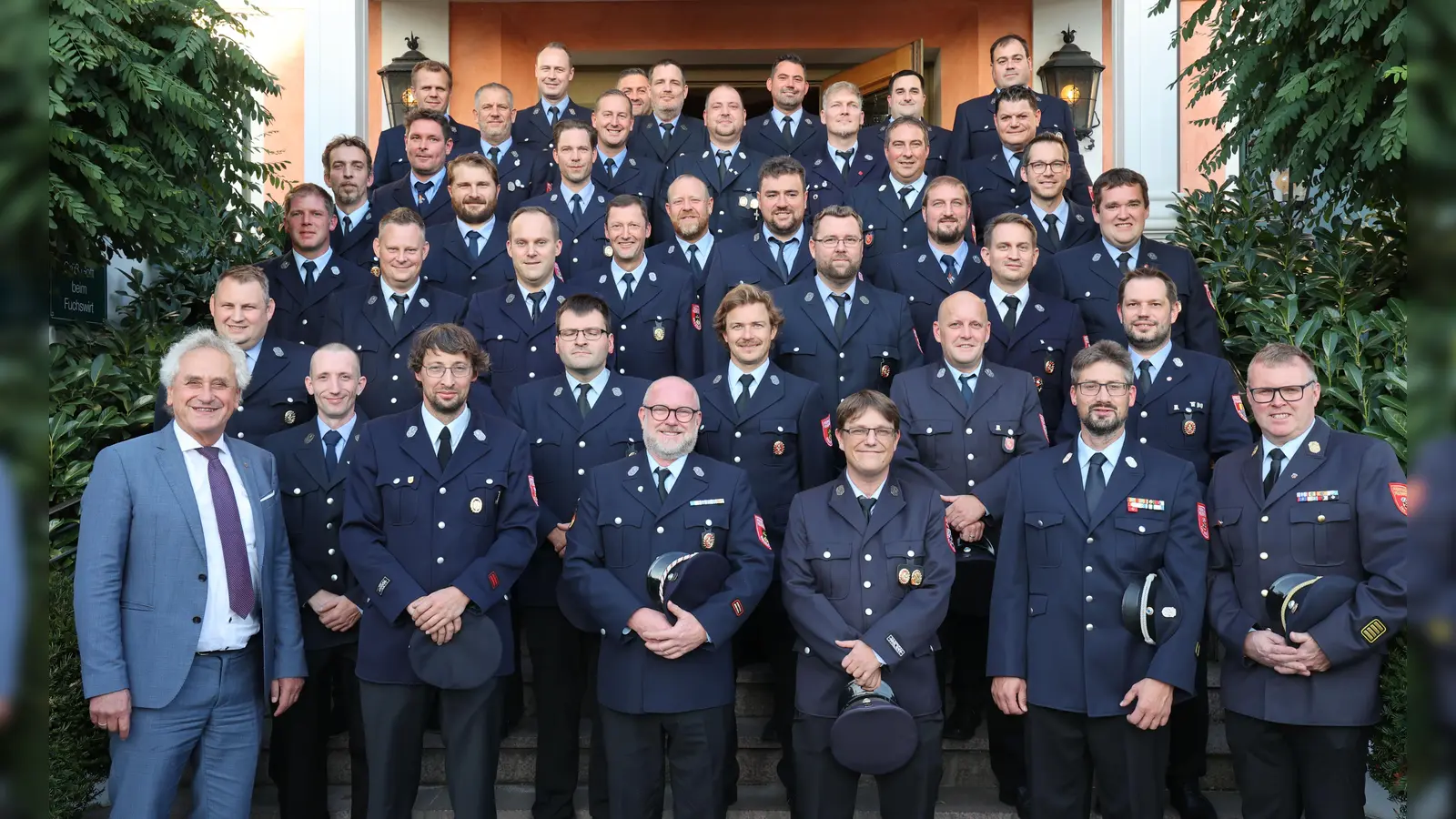 Landrat Helmut Petz (links vorne) verlieh 75 Feuerwehrleuten das silberne bzw. goldene Kreuz für ihre langjährigen Dienste. (Foto: LRA Freising)