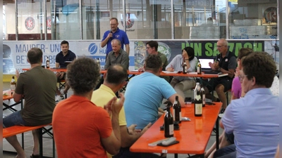 Präsident Sascha Kaefer (hinten stehend) bei seiner Ansprache auf der Jahreshauptversammlung des EHC Klostersee. (Foto: smg)