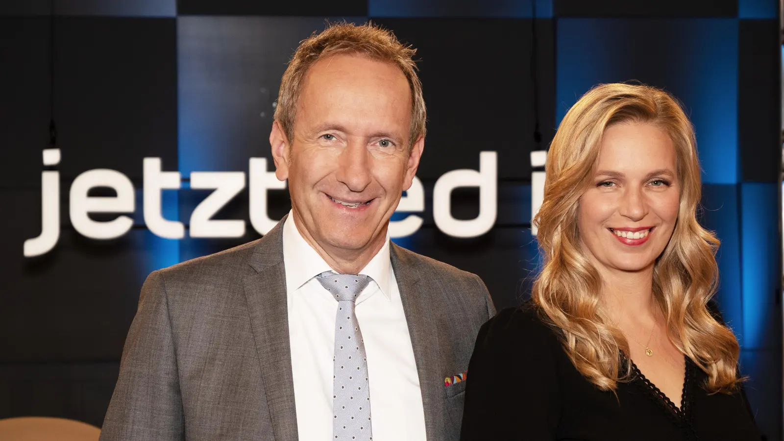 Tilmann Schöberl und Franziska Eder moderieren den Abend in Erding. (Foto: BR)