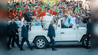 Ein absolutes Highlight: Eine Fahrt im Papamobil. (Foto: Daniel Koeberle)