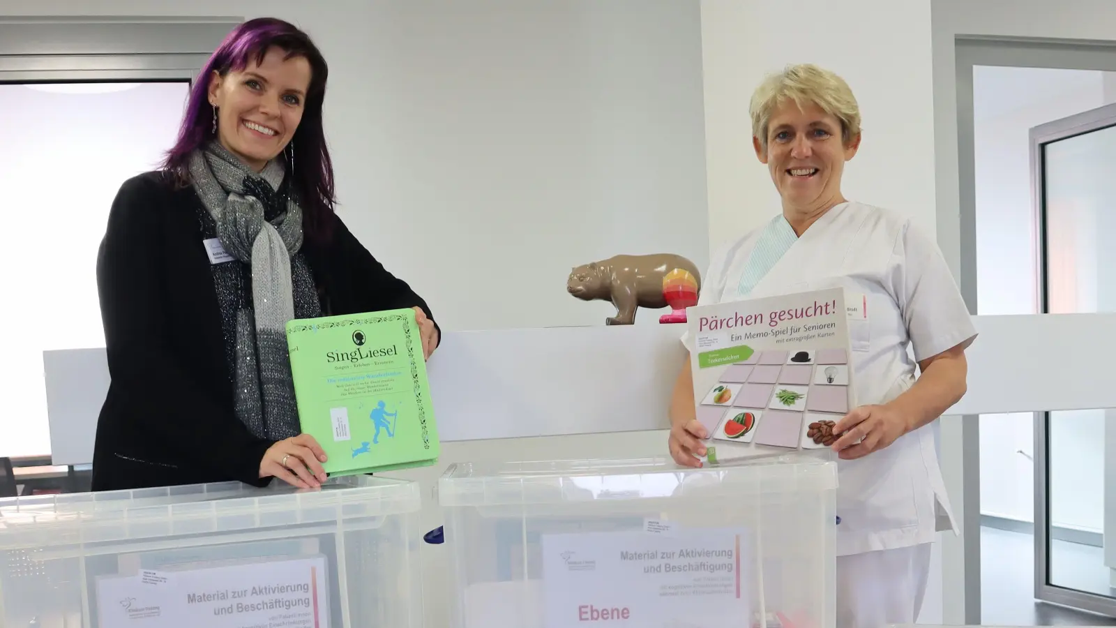 Andrea Peper (li.) und Waltraud Allebrodt präsentieren die neuen Boxen für demente Patienten. (Foto: Klinikum Freising)