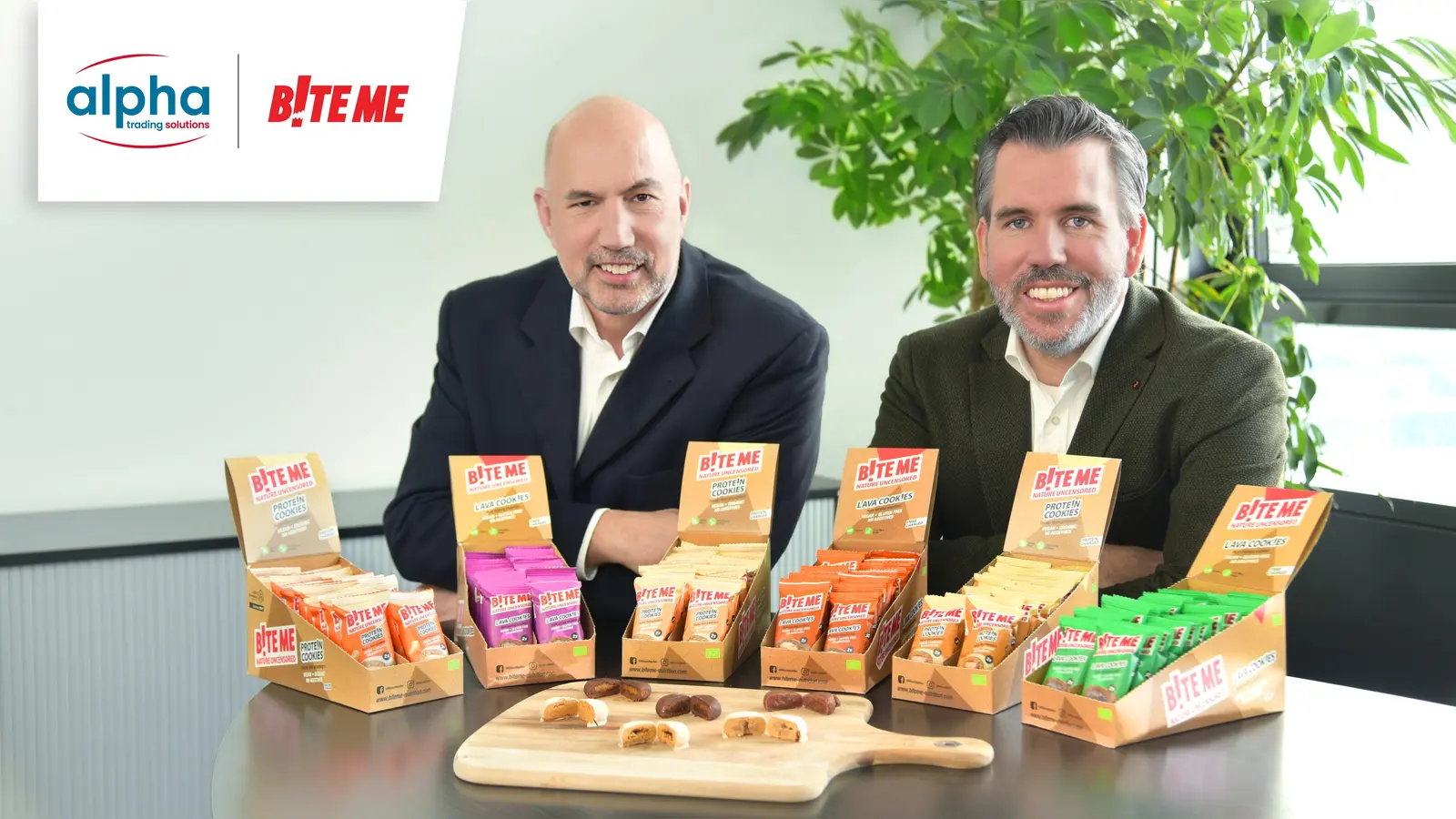 v. l.: Holger Nick (Senior Key-Account-Manager und Tim Mörtl (COO &amp; General Counsel) freuen sich über die Partnerschaft mit BiteMe Nutrition. (Foto: Alpha)