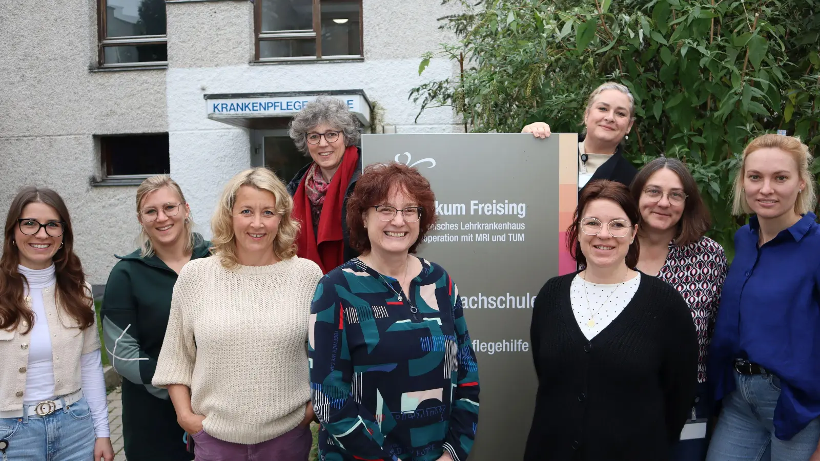 Das neue Kollegium der Berufsfachschulen für Pflege und Krankenpflegehilfe des Klinikums Freising mit Schulleiterin Susanne Steinherr (vorn, dritte von rechts)und Stellvertreterin Sylvia Schwarzbaur (vorn, Mitte). (Foto: Klinikum Freising)