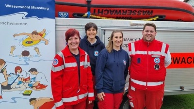 Brigitte Hofmann, Gabi Stanglmeier, Patrizia Lahr und Tobias Huber (v. li.) verstärken die Moosburger Wasserwacht bei der Schwimmausbildung.<br> (Foto: Wasserwacht)