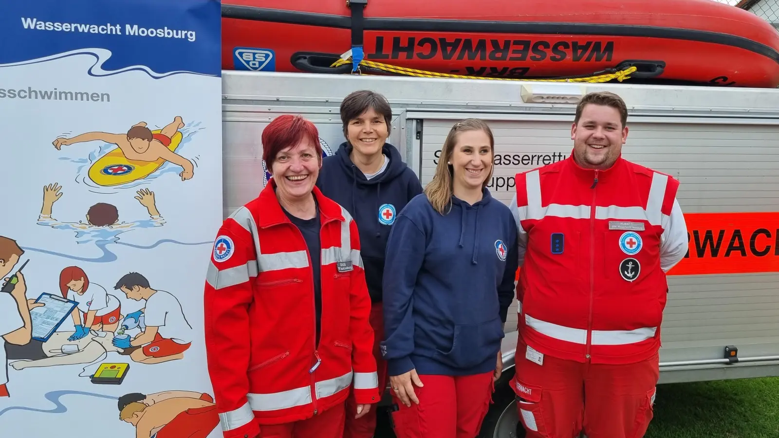 Brigitte Hofmann, Gabi Stanglmeier, Patrizia Lahr und Tobias Huber (v. li.) verstärken die Moosburger Wasserwacht bei der Schwimmausbildung.<br> (Foto: Wasserwacht)