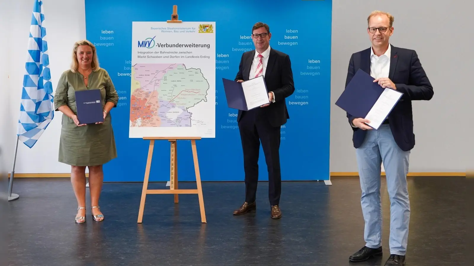 v.l: Staatsministerin Kerstin Schreyer, Landrat Martin Bayerstorfer und MVV-Geschäftsführer Dr. Bernd Rosenbusch unterzeichnen die Integration der Schienenstrecke Markt Schwaben-Dorfen in den MVV. <br> (Foto: StMB_Winszczyk)