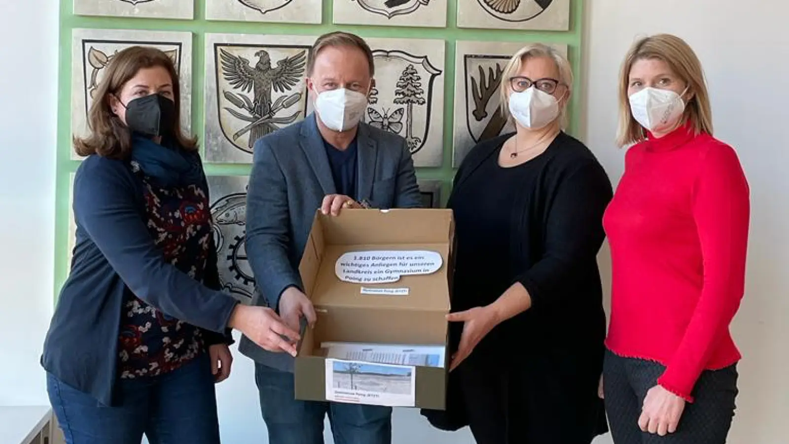 Veronika Neu, Martina Pillath und Andrea Lacour haben bei einer Online-Petition 1.810 Stimmen für das Gymnasium Poing gesammelt und an Landrat Robert Niedergesäß übergeben. (Foto: IG Gymnasium Poing Jetzt)