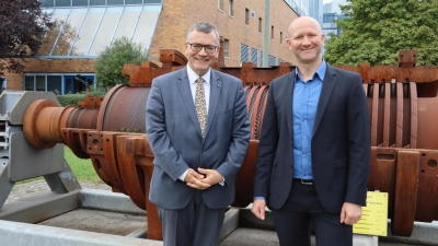 Erste Begegnung: Staatsminister Dr. Florian Herrmann (li.) traf den neuen Kraftwerksleiter Roman Ritter bei seinem Besuch. (Foto: Onyx Power Group)