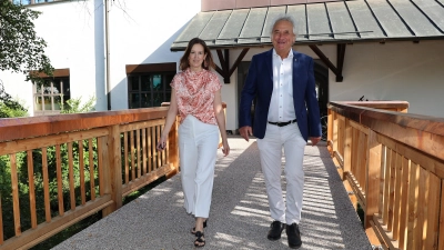 Landrat Helmut Petz und Bauamtsleiterin Eva Franz freuen sich, dass die Bauarbeiten abgeschlossen sind. (Foto: LRA Freising)