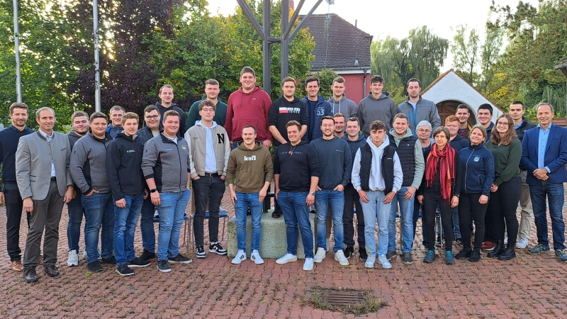 Schulleiter Josef Schächtl (links) und Reinhard Menzel (Behördenleiter des AELF, ganz rechts) mit den Studierenden des 1. Semesters der Landwirtschaftsschule Erding sowie den Lehrkräften. (Foto: AELF Ebersberg-Erding)