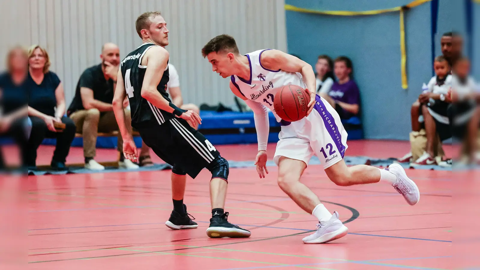 Sebastian Weber (weißes Trikot) und die Basketballer der SpVgg Altenerding kämpfen um den Aufstieg. (Foto: Christian Riedel)