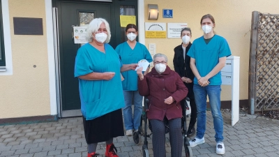 Anna Jungmeier (Mi.) umgeben von den SenTa-Mitarbeiter*innen Christine Steiner, Zita Häuslmaier, Cornelia Bauer, Nicolas Stieglbauer (v. li.) bei der Spendenübergabe. (Foto: Buhl/Sozialstation)