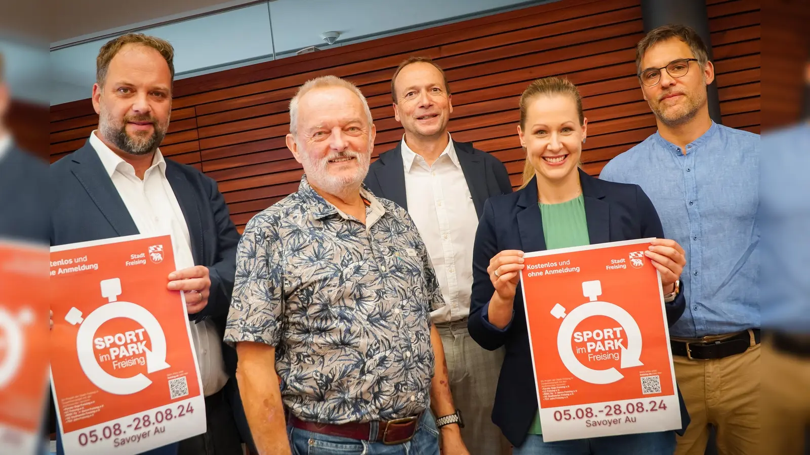 Freuen sich auf sportlichen Wochen im August (von links): Oberbürgermeister Tobias Eschenbacher, Peter Podolinsky (RRBC fly´n´dance Freising e.V.), Andreas Voigt (SG Stadtwerke Freising e.V.), Sportkoordinatorin Elisa Keidler und Andreas Pirkelmann (LC Freising e. V.).  (Foto: Felix Matthey/Stadt Freising)