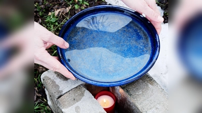 Mithilfe einer Kerze friert Wasser in einer Vogeltränke nicht so schnell ein. (Foto: BN/Kerstin Ellersdorfer)