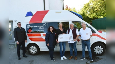 Jürgen Loher, Iris Menzinger, Christa Härtl, Robert Härtl und Norman Perry Contos vor dem Herzenswunschmobil (v.l.). (Foto: Danuta Pfanzelt)