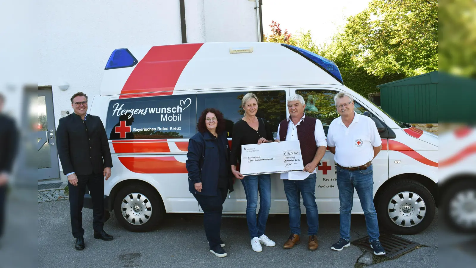 Jürgen Loher, Iris Menzinger, Christa Härtl, Robert Härtl und Norman Perry Contos vor dem Herzenswunschmobil (v.l.). (Foto: Danuta Pfanzelt)