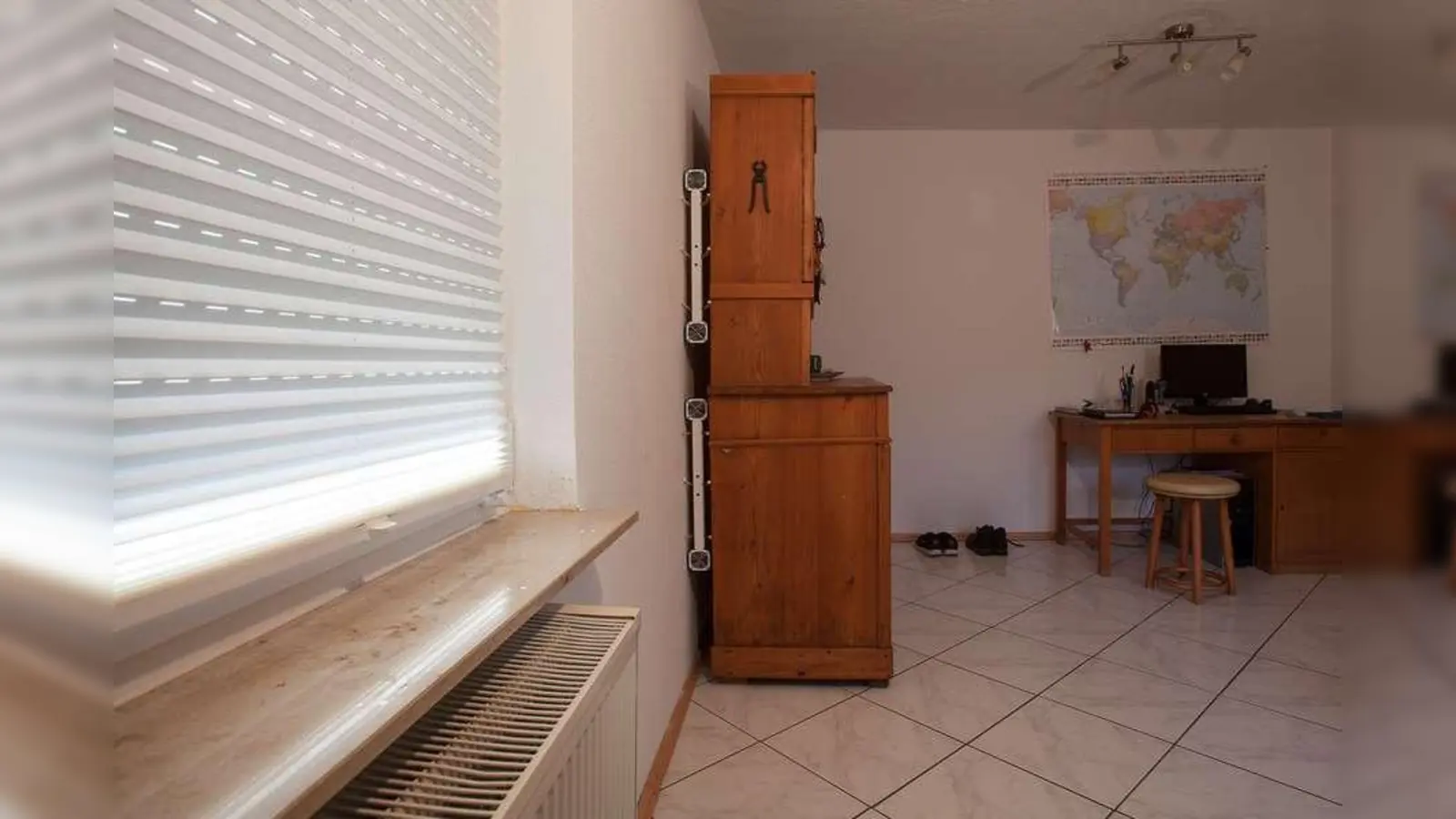 Hinter Schränken, insbesondere an Außenwänden, sammelt sich oft Feuchtigkeit. Ein Minilüfter kann dies verhindern.  (Foto: djd/Mould-EX)