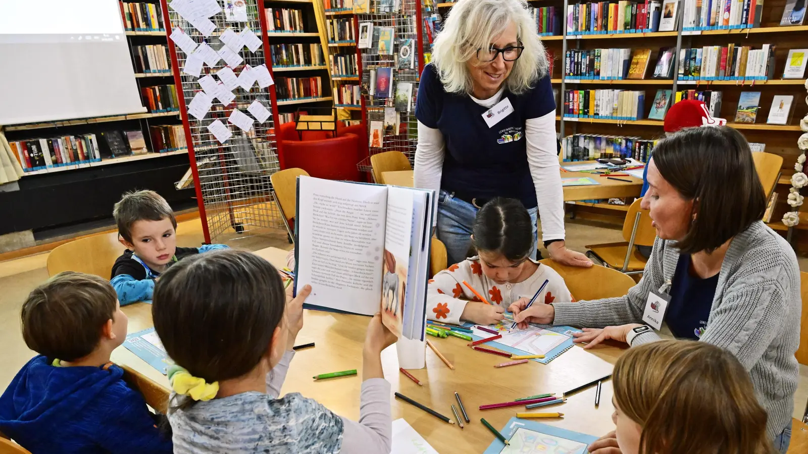 26 Kinder kolorierten nach eigenen Vorstellungen Hintergrundbilder, vor denen später animierte, lustige Figuren kleine Geschichten erzählten. Im Bild unterstützen Brigitte und Annika die kleinen Künstler. (Foto: R. Lex)