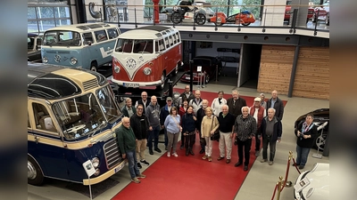 Dem Anlass angemessen, feierte der Oldtimerclub Erding sein Jubiläum mit einem Abstecher zum Automobil-Park Auwärter in Pilsting - das Museum der Firma, die die Neoplan-Busse entwickelt hat. (Foto: Oldtimerclub Erding)